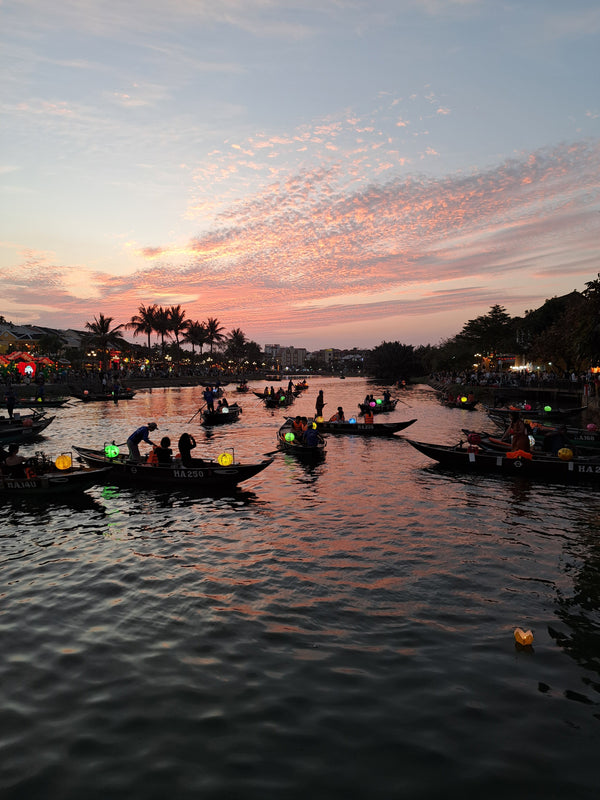 Hoi An, canale con lanterne al tramonto