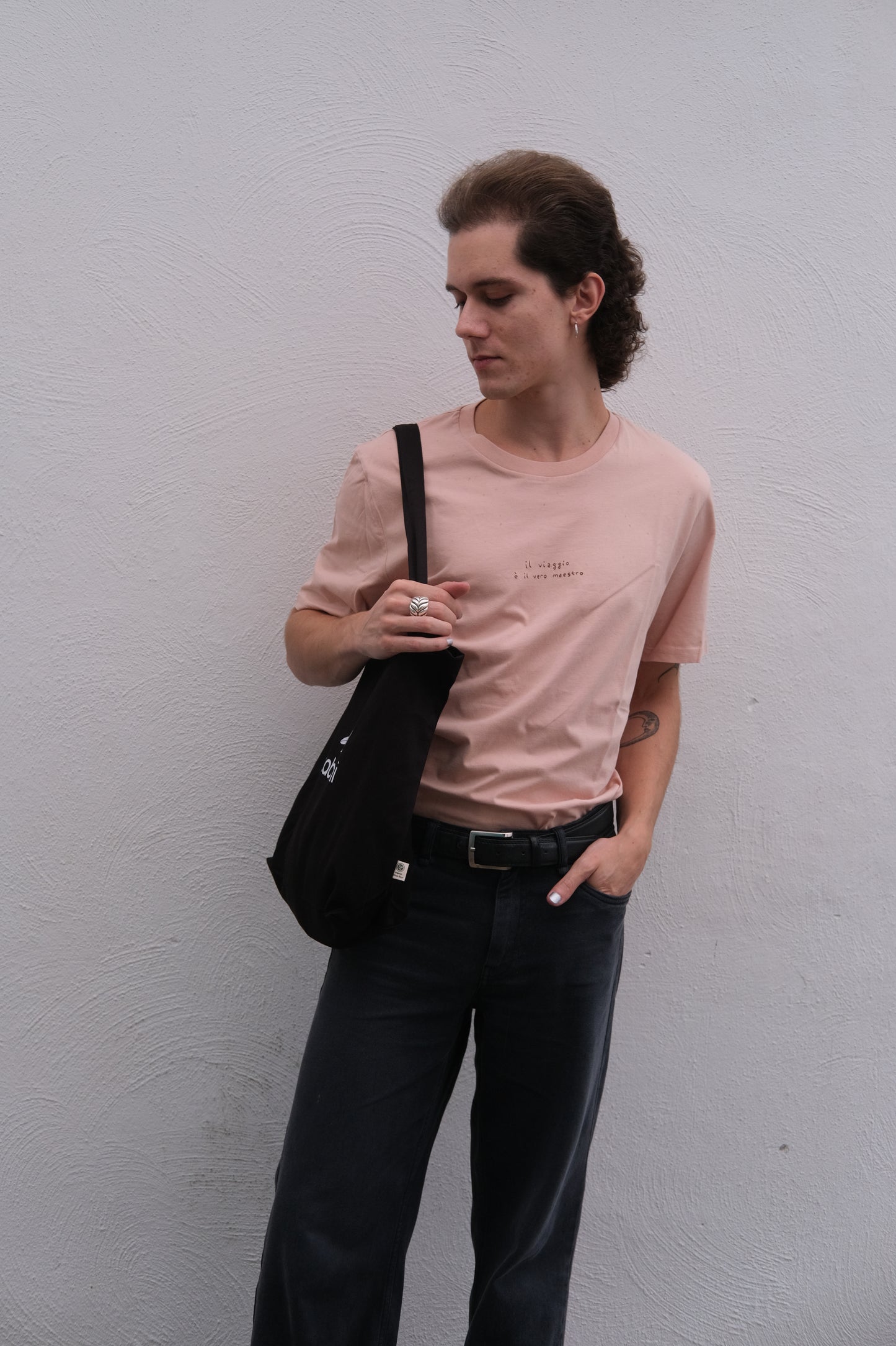 Tabishi porta cose - lifestyle, uomo con la tote in spalla
