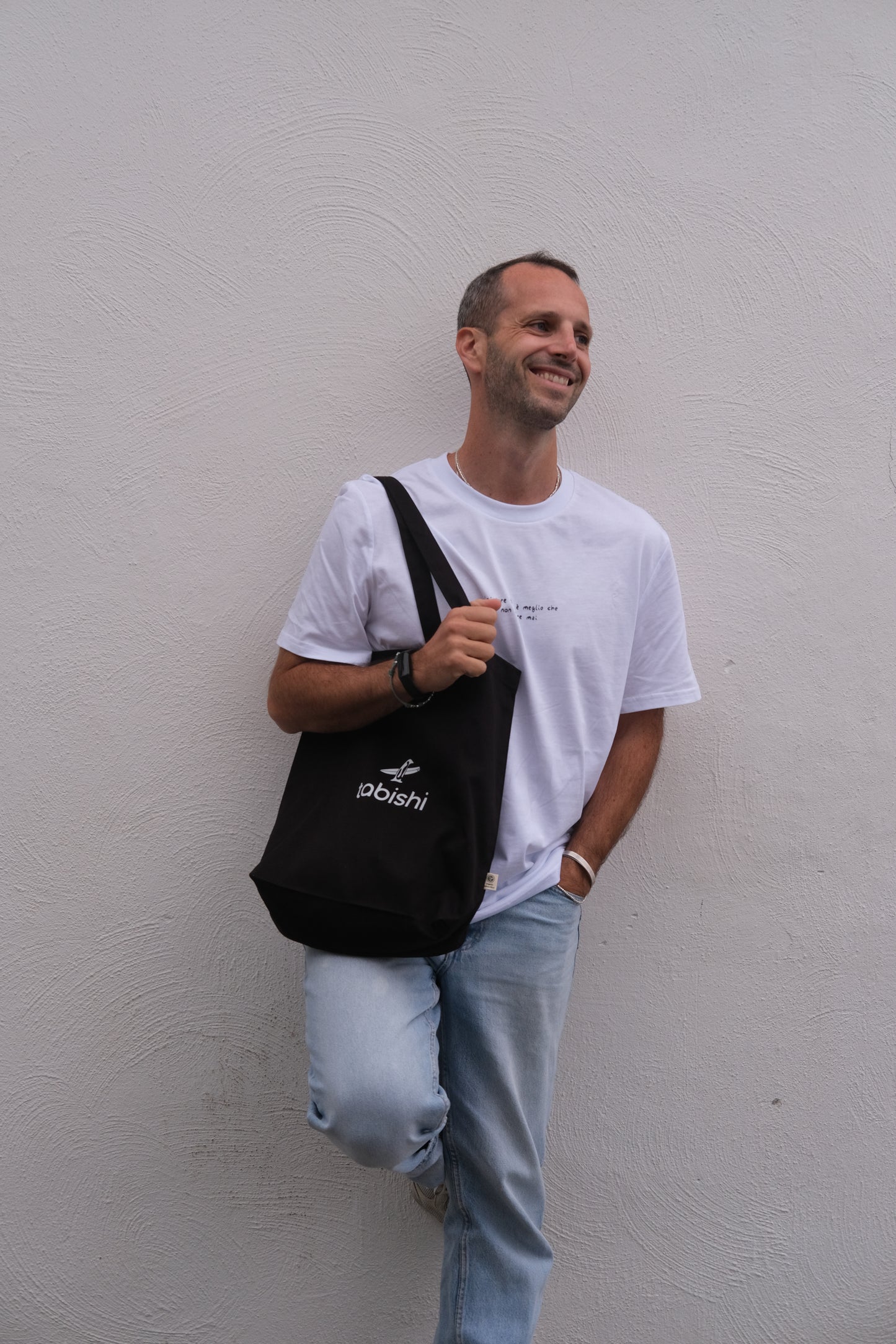 Tabishi porta cose - lifestyle, donna che regola la tracolla