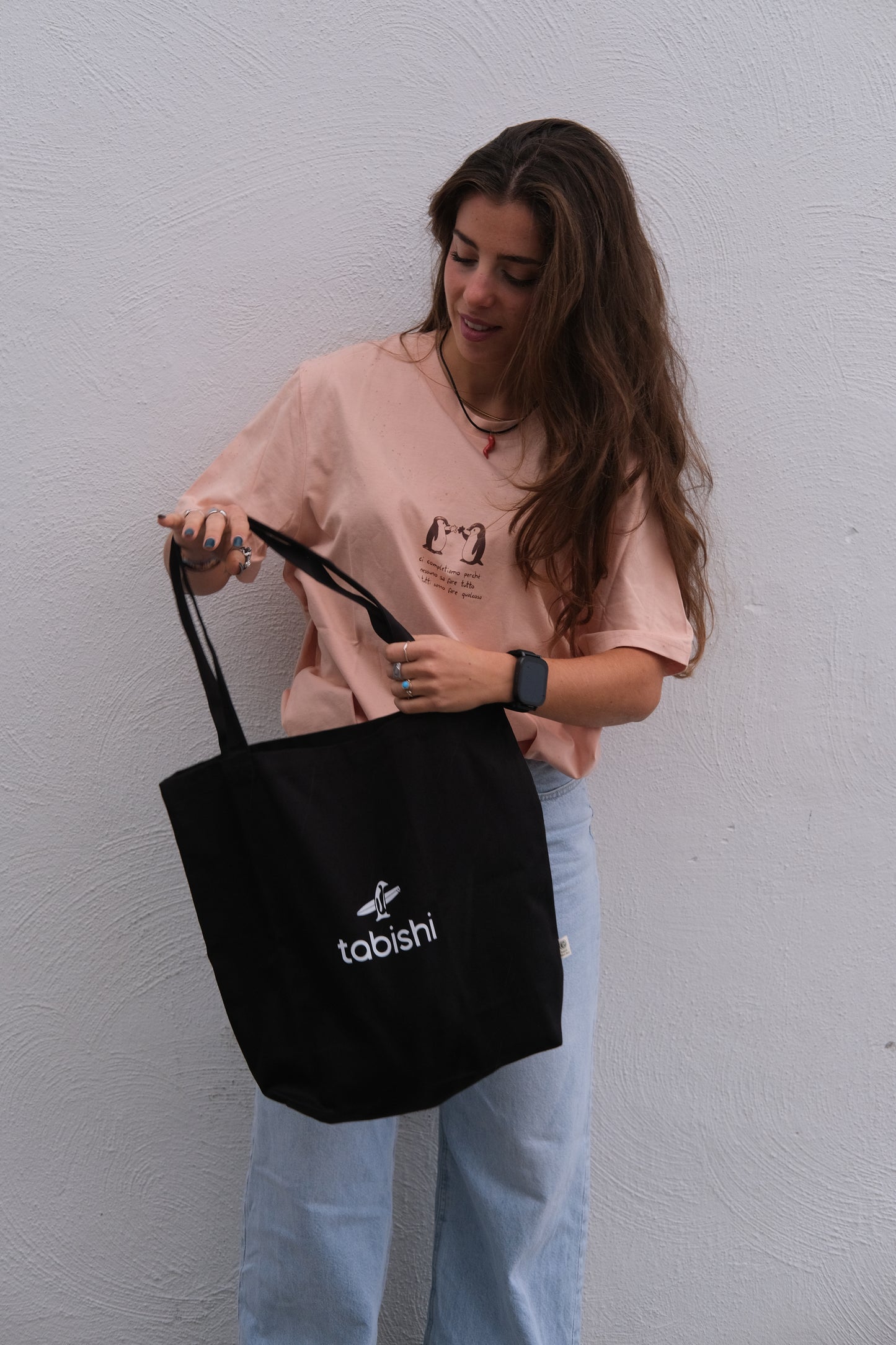 Tabishi porta cose - lifestyle, donna che cammina con la tote in spalla