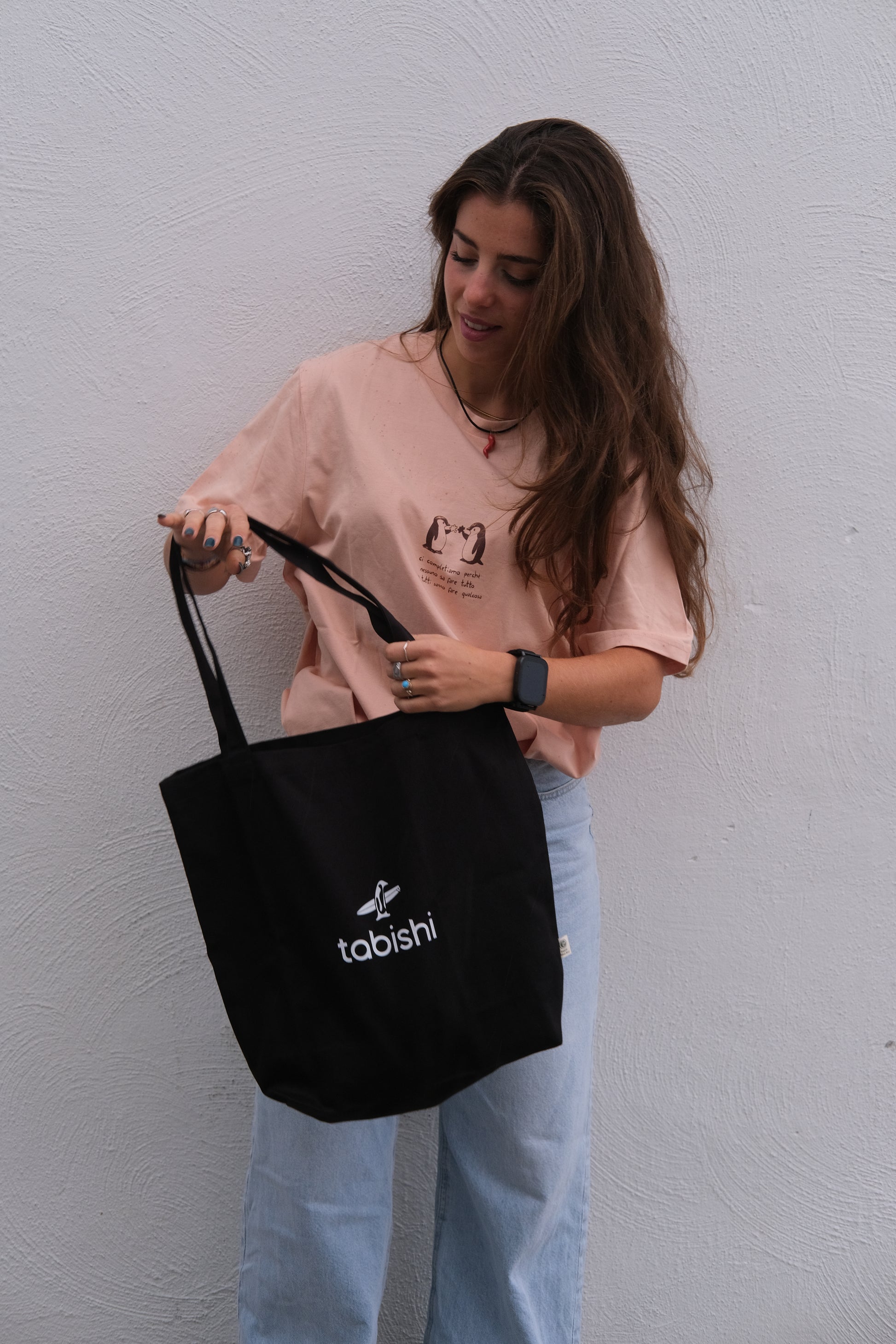 Tabishi porta cose - lifestyle, donna che cammina con la tote in spalla